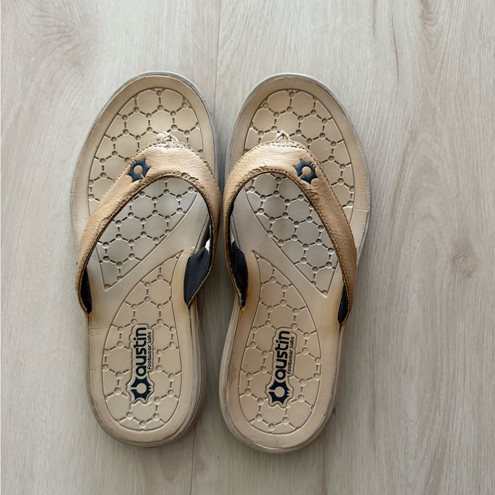 Austin Footwear Labs Beige Flip Flops size 8